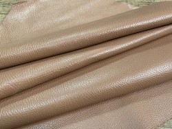 Grand morceau de cuir de taurillon - gros grain - couleur beige nude - Cuir en Stock