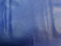 Grand morceau de cuir de taurillon - gros grain - couleur bleu électrique - Cuirenstock