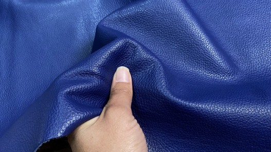 Grand morceau de cuir de taurillon - gros grain - couleur bleu électrique - cuir en stock