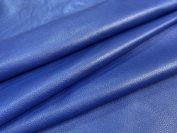 Grand morceau de cuir de taurillon - gros grain - couleur bleu électrique - Cuir en Stock