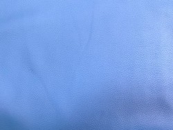 Grand morceau de cuir de taurillon - gros grain - couleur bleu ciel - Cuir en Stock