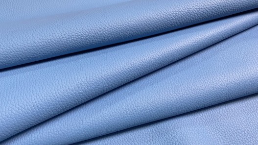 Grand morceau de cuir de taurillon - gros grain - couleur bleu ciel - cuirenstock