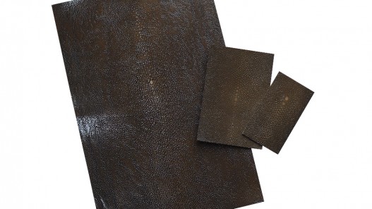 Morceaux rectangulaire de cuir de galuchat - finition poncé marron - perle centrale - Cuir en Stock