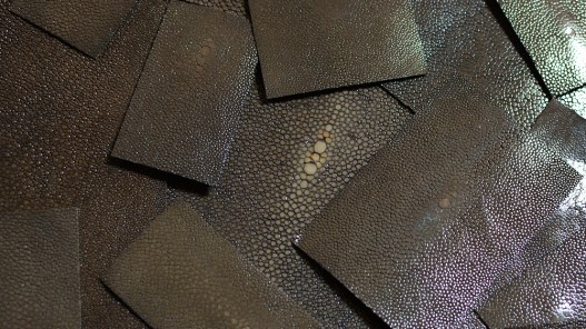 Morceaux rectangulaire de cuir de galuchat - finition poncé marron - perle centrale - Cuirenstock