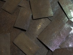 Morceaux rectangulaire de cuir de galuchat - finition poncé marron - perle centrale - Cuirenstock
