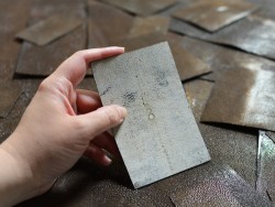 Envers morceaux rectangulaire de cuir de galuchat - finition poncé marron  - Cuirenstock