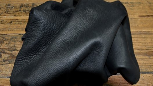 chutes de cuir de vache noir black finition naturel maroquinerie cuir en stock