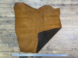 Peau veau velours ciré huilé brun cannelle maroquinerie vêtement Cuir en stock