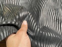 Peau de veau velours noir aux motifs effet zébrés - maroquinerie - ameublement - cuir en stock