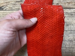 Peau de cuir exotique - cuir de serpent - écailles naturelles - rouge sang - Cuir en stock