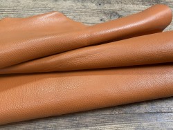 Grand morceau de cuir de taurillon - gros grain - couleur orange abricot - Cuir en Stock