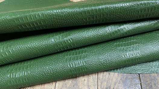 Peau de cuir de mouton tannage végétal façon crocodile vert - cuir en stock