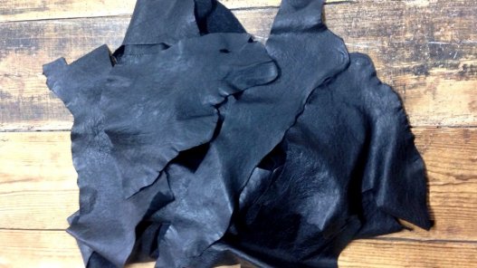 chutes de cuir de veau noir maroquinerie ameublement cuir en stock