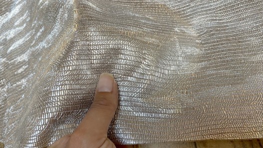 Demi peau de cuir de veau grain métallic - cuir métallisé argent - maroquinerie - ameublement - cuir en stock