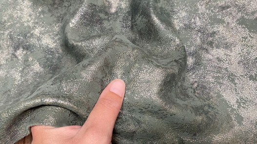 Demi peau de veau nubuck vert forêt métallisé - maroquinerie - ameublement - cuir en stock