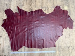 Demi-peau de cuir de vachette ciré pullup rouge profond - maroquinerie - Cuir en Stock