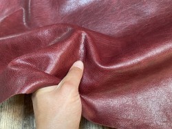 Demi-peau de cuir de vachette ciré pullup rouge profond - maroquinerie - Cuir en stock