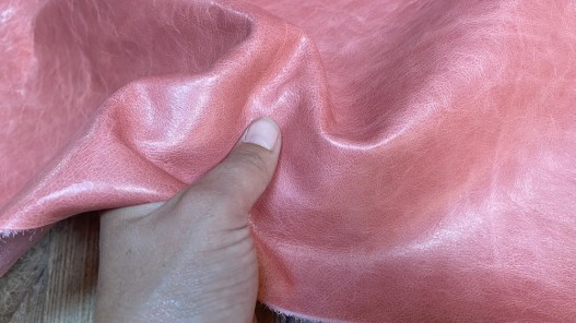 Grand morceau de cuir de veau pullup rose - maroquinerie - Cuir en stock