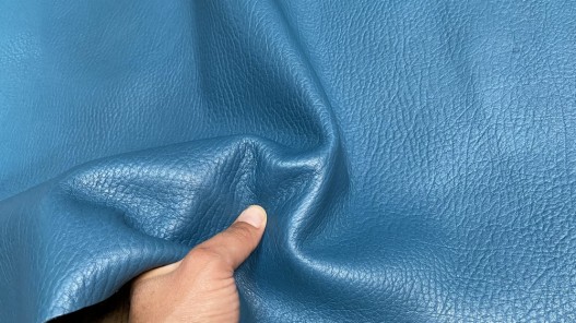 Grand morceau de cuir de taurillon - gros grain - couleur bleu canard - Cuirenstock