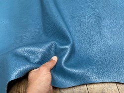 Grand morceau de cuir de taurillon - gros grain - couleur bleu canard - Cuirenstock