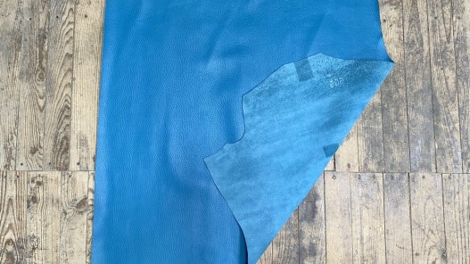 Grand morceau de cuir de taurillon - gros grain - couleur bleu canard - Cuir en stock