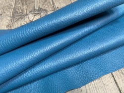 Grand morceau de cuir de taurillon - gros grain - couleur bleu canard - cuirenstock