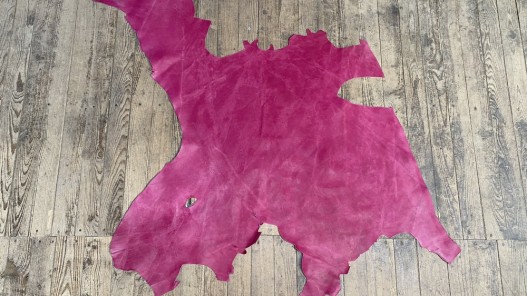 Grand morceau de cuir de veau pullup rose fuchsia - maroquinerie - Cuir en Stock