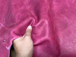 Grand morceau de cuir de veau pullup rose fuchsia - maroquinerie - Cuir en stock