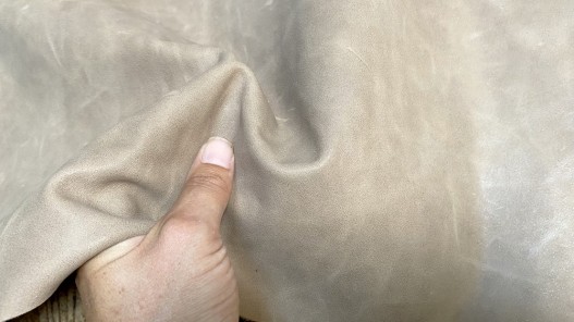 Demi-peau de cuir de vachette ciré pullup beige sable - maroquinerie - Cuir en stock