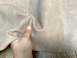 Demi-peau de cuir de vachette ciré pullup beige sable - maroquinerie - Cuir en stock