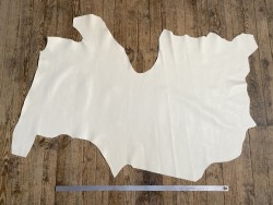 Grand morceau de cuir de taurillon - gros grain - couleur blanc - Cuir en stock