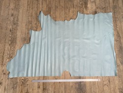 Demi-peau de cuir de vachette lisse bleu pastel cuir en stock