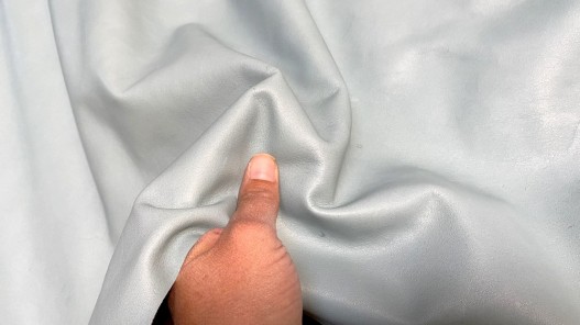 Demi-peau de cuir de vachette lisse bleu pastel Cuir en stock