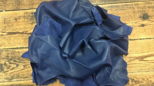 chutes de cuir de veau bleu maroquinerie ameublement cuir en stock