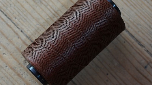 Bobine fil poissé 0.6 mm polyester brun couture cuir main Cuirenstock