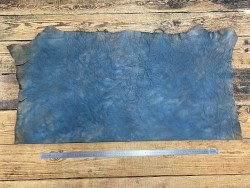 Morceau de collet végétal effet froissé bleu - cuir à ceinture - Cuir en stock