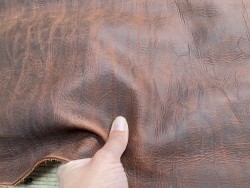 Demi-peau de cuir de vachette ciré pullup rouille - maroquinerie - Cuir en stock