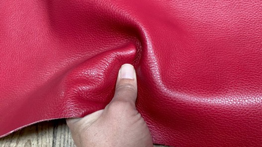 Grand morceau de cuir de taurillon - gros grain - couleur rouge framboise - cuir en stock