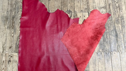 Grand morceau de cuir de taurillon - gros grain - couleur rouge framboise - Cuirenstock