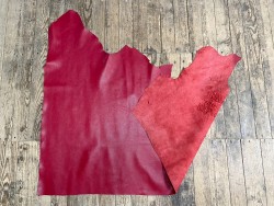 Grand morceau de cuir de taurillon - gros grain - couleur rouge framboise - Cuirenstock