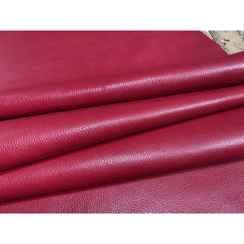 Grand morceau de cuir de taurillon - gros grain - couleur rouge framboise - Cuir en Stock