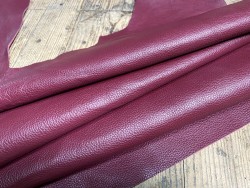 Grand morceau de cuir de taurillon - gros grain - couleur bordeaux - cuirenstock