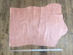 Grand morceau de cuir de veau pullup rose pale - maroquinerie - Cuir en Stock