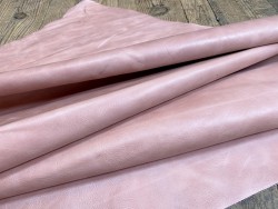 Grand morceau de cuir de veau pullup rose pale - maroquinerie - Cuirenstock