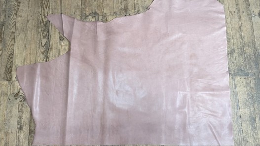 Grand morceau de cuir de veau pullup rose parme - maroquinerie - Cuir en Stock