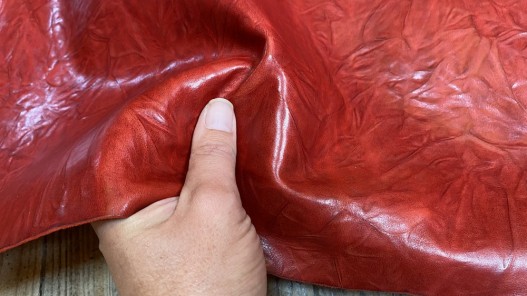 Grand morceau de cuir de veau ciré rouge - maroquinerie - Cuir en stock