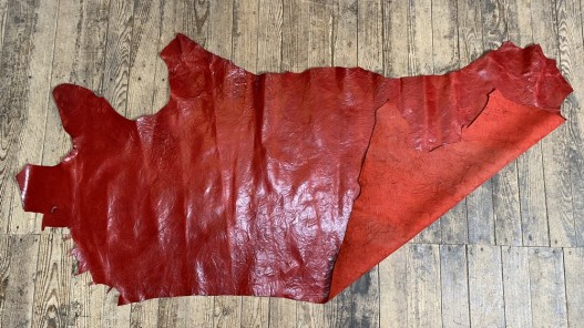 Grand morceau de cuir de veau ciré rouge - maroquinerie - cuir en stock