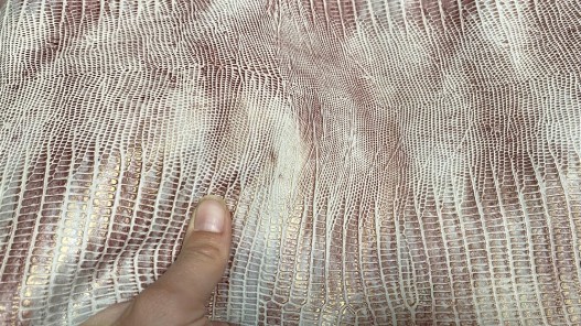 Demi peau de cuir de veau grain façon lézard beige et bordeaux nacré - maroquinerie - Cuir en Stock