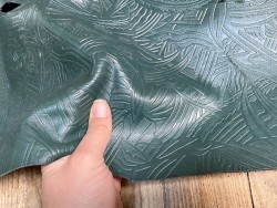 Demi peau de veau vert forêt au motif jungle - Tannage végétal - Maroquinerie - cuir en stock