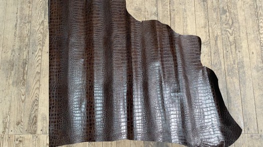 Demi-peau de cuir de veau façon crocodile marron - maroquinerie - Cuir en Stock